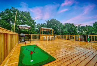 Your Ultimate Fun Getaway Poconos has rooms with a private hot tub