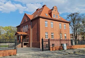 Bon   ur allows 18 year olds to book a room