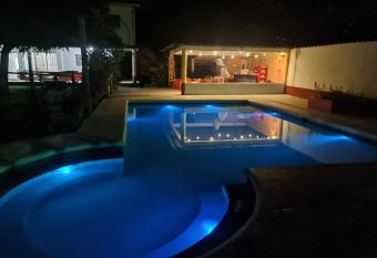 Chalet El Paraiso has Balcony rooms