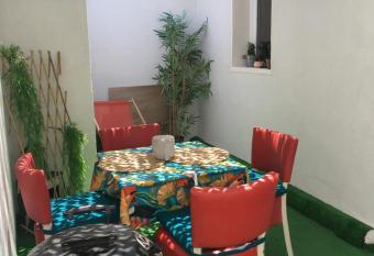 Cosy avec patio en bord de lac allows 18 year olds to book a room