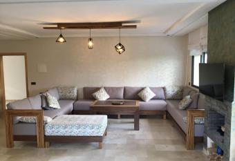 Appartement bien   quip   situ      c  t   de la plage has Balcony rooms