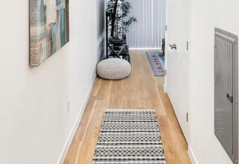 Sun Devil Studio with Rooftop Pool & Clubhouse! has rooms with a private hot tub