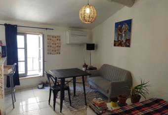 Le studio de l artiste. allows 18 year olds to book a room