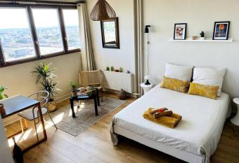 Le Cassiop  e - Rdv au 30  me   tage allows 18 year olds to book a room