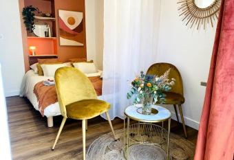 Sunrise - Gare & centre ville allows 18 year olds to book a room