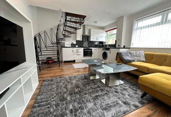 Deluxe 1 bed house with Parking allows 18 year olds to book a room