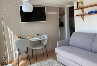 Chambre ind  pendante en face de la Gare Lille Flandres has Balcony rooms