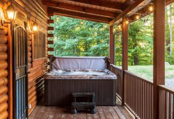 Horse Mountain Retreat HotTub Firepit 3Kings has rooms with a private hot tub