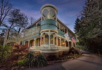 Historic House! 12 acres 6 Suites BBQ allows 18 year olds to book a room