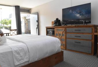 Timber Ridge 118 K allows 18 year olds to book a room