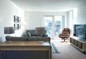 Elegant and Bright Seaside APT in Swansea Marina has Balcony rooms