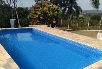 Ch  cara Volare em Atibaia, exclusiva, condom  nio fechado has Balcony rooms