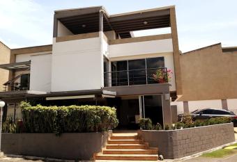 San Jer  nimo: Estad  a de lujo con Jacuzzi Privado has rooms with a private hot tub