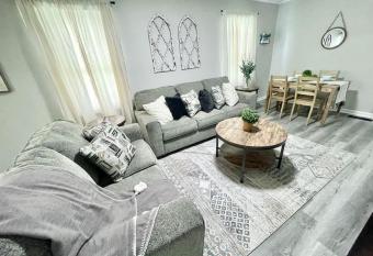 3 bd 2ba 5 min to Lucas Oil Conv Center Sleep 8 allows 18 year olds to book a room