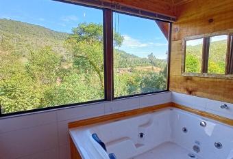 Chal  s da Cascata Banheira has rooms with a private hot tub