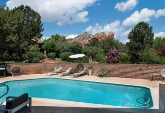 POOL, Jacuzzi, Fall Sale, Walk to Trails & Amazing Views! has rooms with a private hot tub