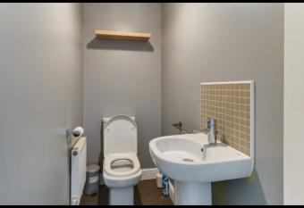 Simitach Serviced apartments allows 18 year olds to book a room