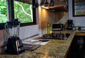 Casa Bosque en Finca La Puesta Del Sol has rooms with a private hot tub