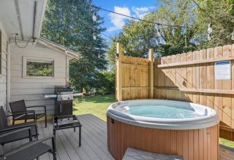 Hot Tub -King Bed -3 Miles to Downtown -Simply has rooms with a private hot tub