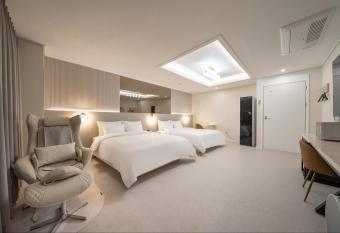 DK Incheon airport hotel allows 18 year olds to book a room