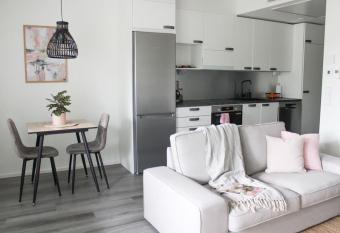 Tyylik  s yksi   aseman vieress  ! has Balcony rooms