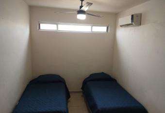 Casa a 10 minutos de aeropuerto has Balcony rooms