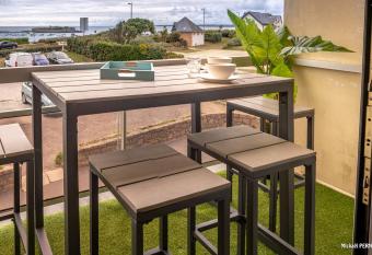 R  F 170 PLOEMEUR studio vue mer has Balcony rooms