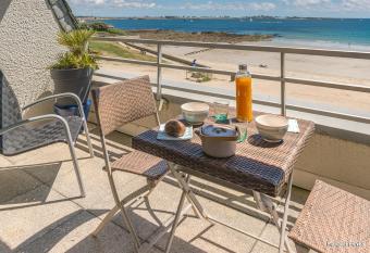 R  F 193 LARMOR PLAGE T1bis pleine vue mer has Balcony rooms