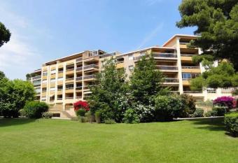 Hy  res : Appartement T2 au Port St Pierre allows 18 year olds to book a room