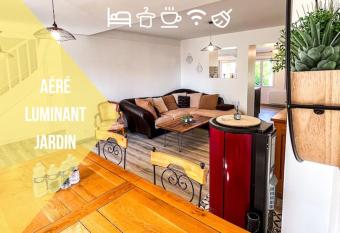 Le Convivial     Stationnement Facile     Paisible has Balcony rooms