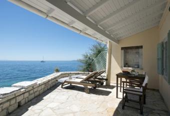 Bijou Studio Beachfront Kaminaki Villas allows 18 year olds to book a room