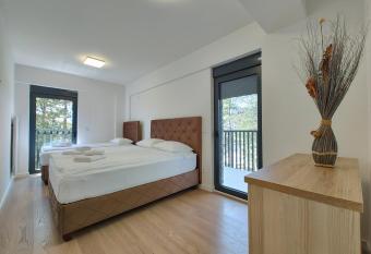 Velika Recepcija 18 allows 18 year olds to book a room