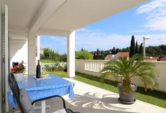 Apartmani Krmek allows 18 year olds to book a room