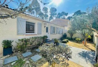 Villa Confort Jacuzzi Barbecue Clim Parking has rooms with a private hot tub