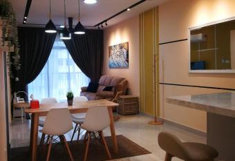 Bayu D Awan Muslim Homestay Putrajaya has Balcony rooms