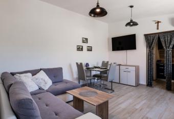 Apartment Tonci Bruno has Balcony rooms