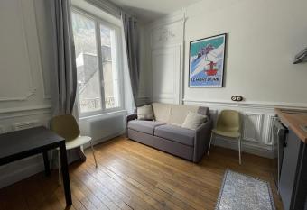 Studio centre Du Mont-dore allows 18 year olds to book a room