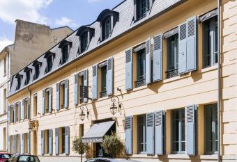 H  tel du Jeu de Paume allows 18 year olds to book a room