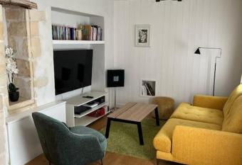 Belle maison de ville    2 pas du vieux port allows 18 year olds to book a room