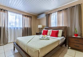 Villa Amarilla has Balcony rooms