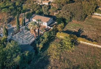 AUBERGE DES PINS allows 18 year olds to book a room