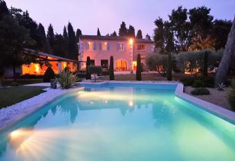 Le Clos des Cypr  s Maison d h  tes & table de Charme allows 18 year olds to book a room