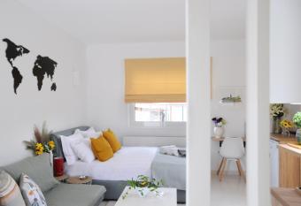 THEA cozy apartment allows 18 year olds to book a room