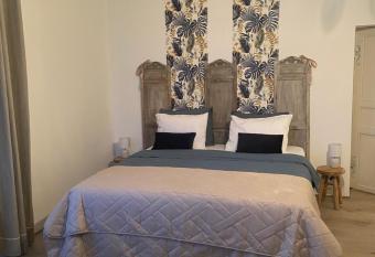 La Tuilerie has Balcony rooms