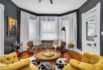 Enchanting Bungalow - 2br Historic Hidden Gem allows 18 year olds to book a room