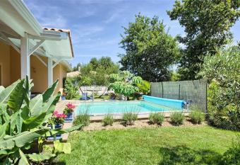 L Escale d Ar  s chambre Clementine allows 18 year olds to book a room