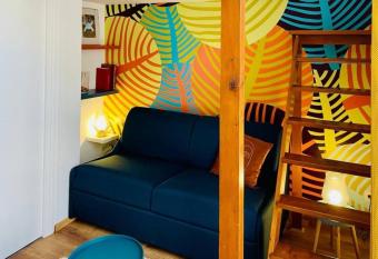 Studio    800m de la Cath  drale has Balcony rooms