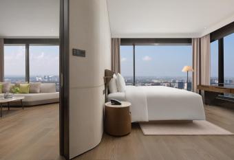 Radisson Collection Lingang Shanghai has rooms with a private hot tub