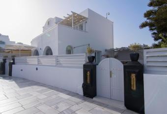 Santorini Secret Suites & Spa, Small Luxury Hotels of the World has rooms with a private hot tub