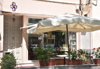 Le Dame Manfrede allows 18 year olds to book a room